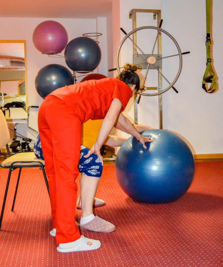Exerciții cu mingea medicinală