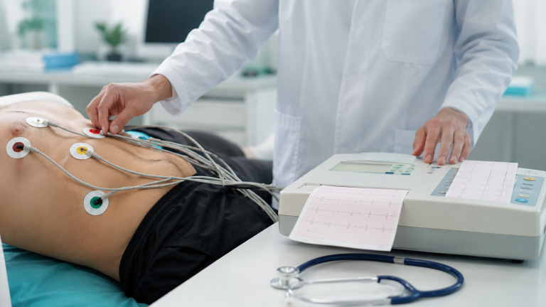 Consultație cardiologică, EKG și Holter: când ai nevoie și cum decurg